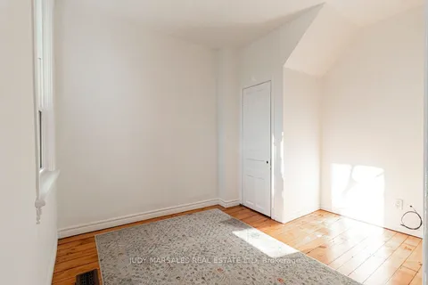 325 Hunter St, Hamilton, ON L8P 1S5