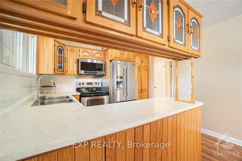 2426 MAGNUS Ave, Elmvale Acres and Area, ON K1G 1J6