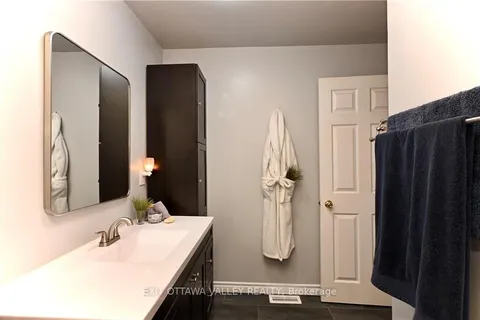 53 JOSEPH St, Laurentian Hills, ON K0J 1J0