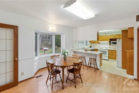 93 BURNBANK St, Tanglewood - Grenfell Glen - Pineglen, ON K2G 0H5