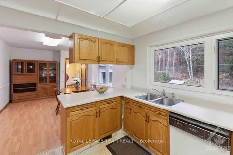 93 BURNBANK St, Tanglewood - Grenfell Glen - Pineglen, ON K2G 0H5