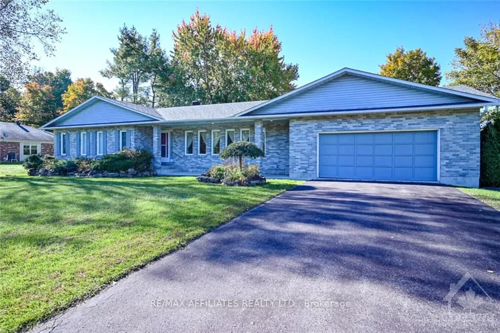2 MAPLERIDGE Lane, Rideau Lakes, ON K7A 4S5