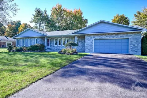 2 MAPLERIDGE Lane, Rideau Lakes, ON K7A 4S5