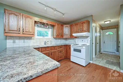 2 MAPLERIDGE Lane, Rideau Lakes, ON K7A 4S5