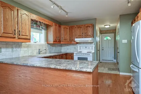 2 MAPLERIDGE Lane, Rideau Lakes, ON K7A 4S5