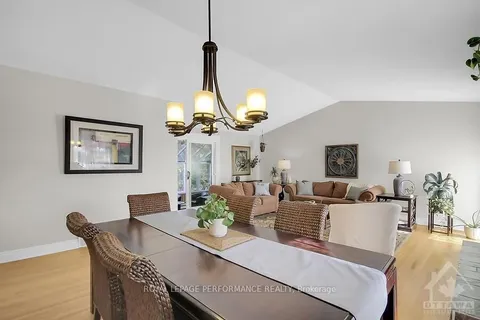 23 BRINTON Ave, Qualicum - Bruce Farm - Greenbelt and Area, ON K2H 6W6