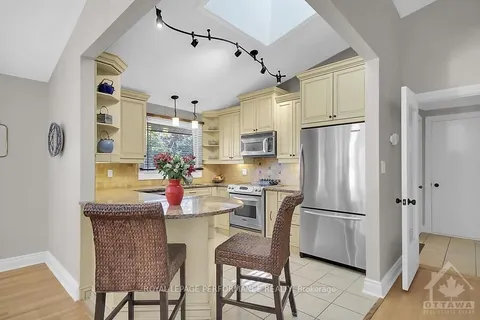 23 BRINTON Ave, Qualicum - Bruce Farm - Greenbelt and Area, ON K2H 6W6