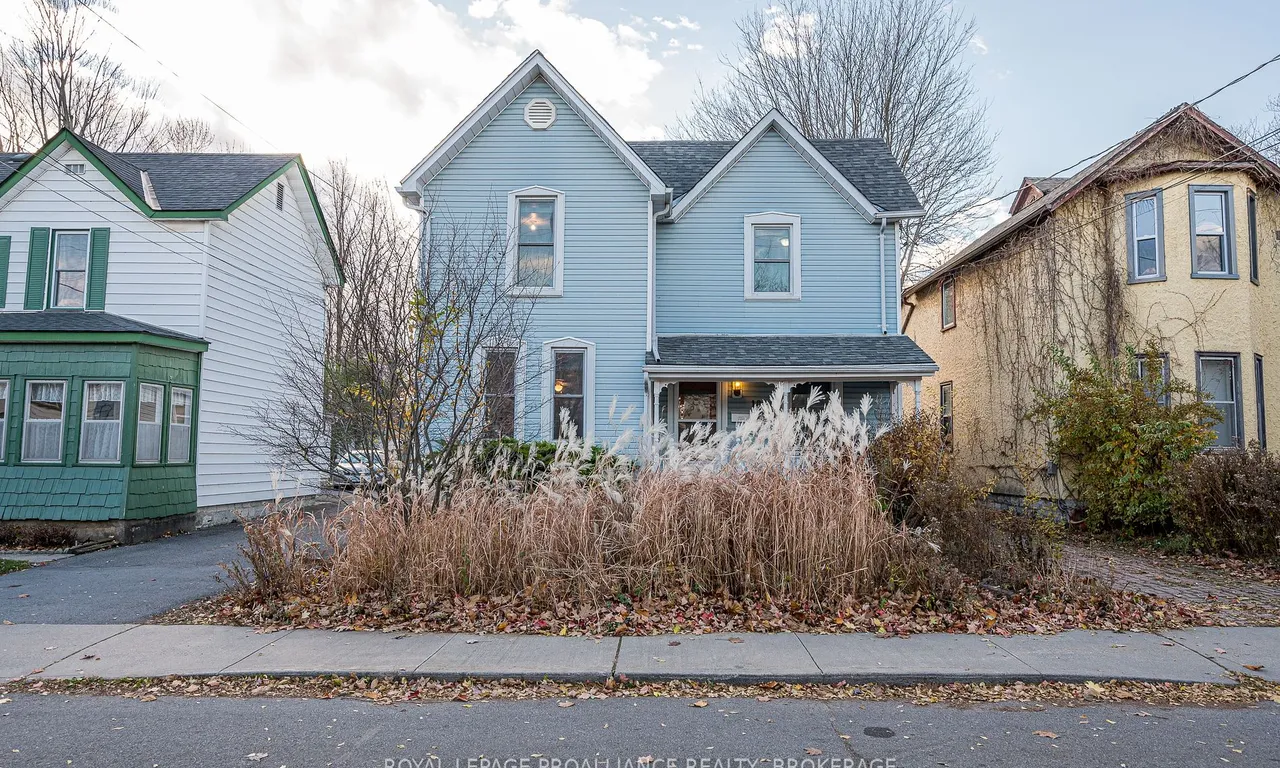 102 Livingston Ave, Kingston, ON K7L 4L4