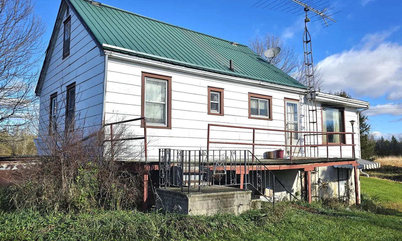1528 Enright Rd, Tyendinaga, ON K0K 3A0