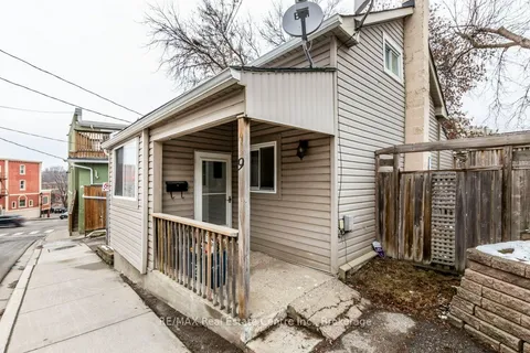 9 Adam St, Cambridge, ON N3C 2K1