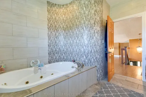 6571 CARROLL Drive, Southwest Middlesex, ON N0L 1T0