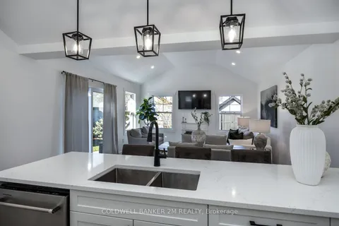 752 St. Mary's St, Peterborough, ON K9J 4H2