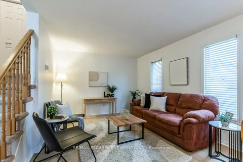 15 TRAILBROOK Lane, Guelph, ON N1E 7B6