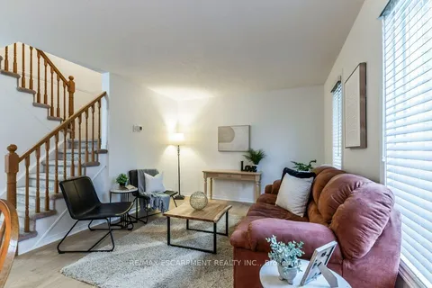 15 TRAILBROOK Lane, Guelph, ON N1E 7B6