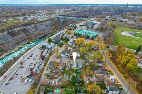 4125 May Ave, Niagara Falls, ON L2E 3H6