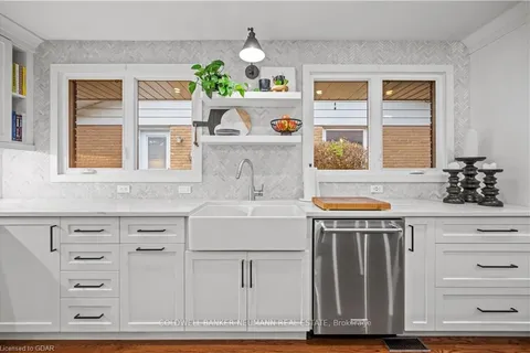 11 Mutual St, Guelph, ON N1G 2A4