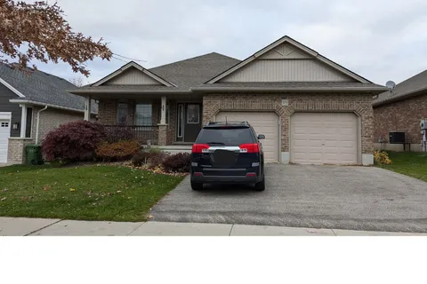 19 Lawrence Ave, St. Thomas, ON N5R 4Y7