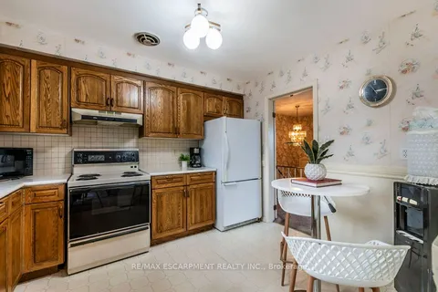 39 San Francisco Ave, Hamilton, ON L9C 5N8