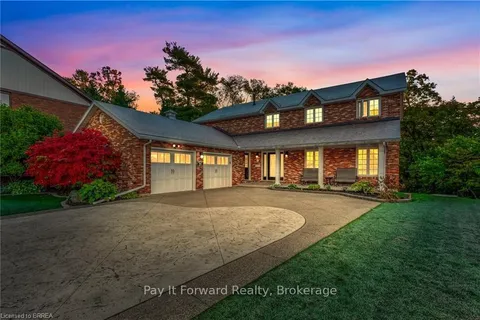 23 Scarfe Gdns, Brantford, ON N3T 6B2