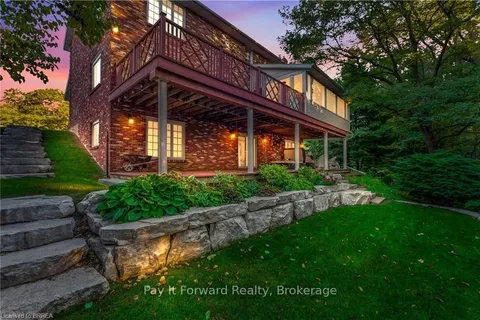 23 Scarfe Gdns, Brantford, ON N3T 6B2