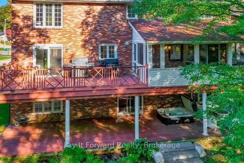 23 Scarfe Gdns, Brantford, ON N3T 6B2