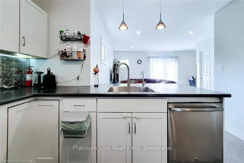 88 Hope Ave, Hamilton, ON L8H 2E4