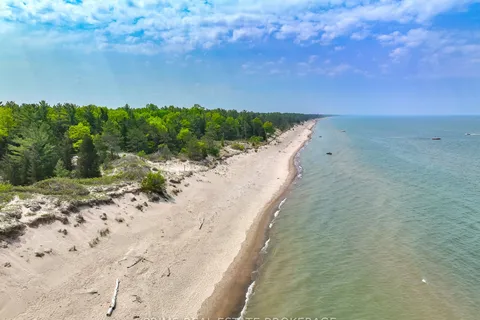 9919 Pinery Lane, Lambton Shores, ON N0M 1T0