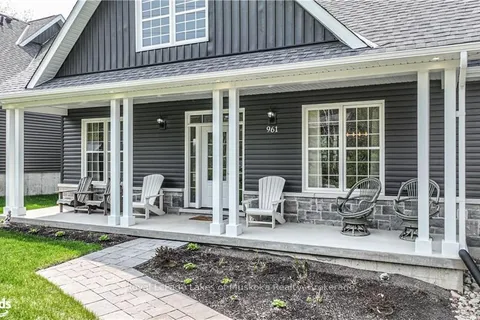 961 MUSKOKA BEACH Road, Gravenhurst, ON P1P 1A3