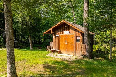 21 MOONWING Rd, Magnetawan, ON P0A 1A0