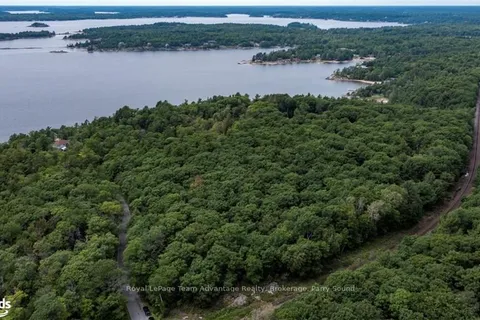 17 OAKRIDGE Rd, McDougall, ON P2A 2W9