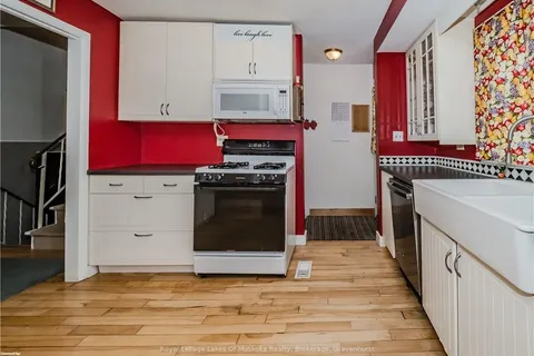 775 SARAH St, Gravenhurst, ON P1P 1E4