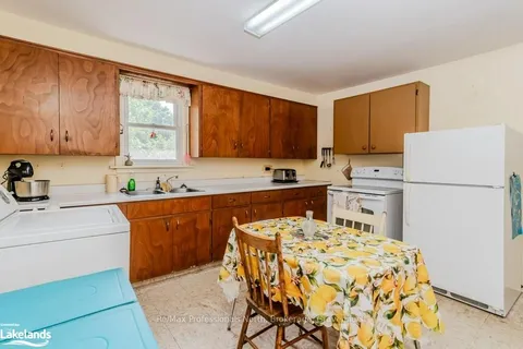 104 ANN St, Bracebridge, ON P1L 1M1