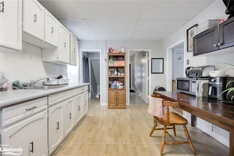 82 DURHAM St, Kawartha Lakes, ON K9V 2P9