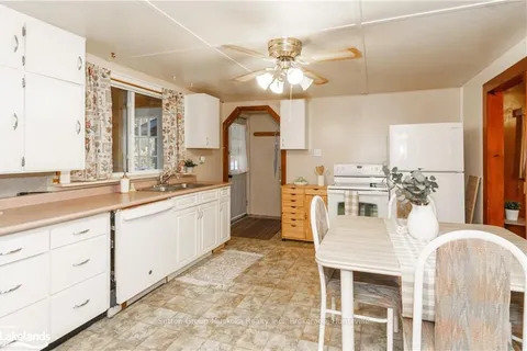 31 HILLTOP Dr, Huntsville, ON P1H 1C5