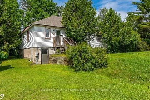 2319 LOOP Rd, Highlands East, ON K0L 3C0