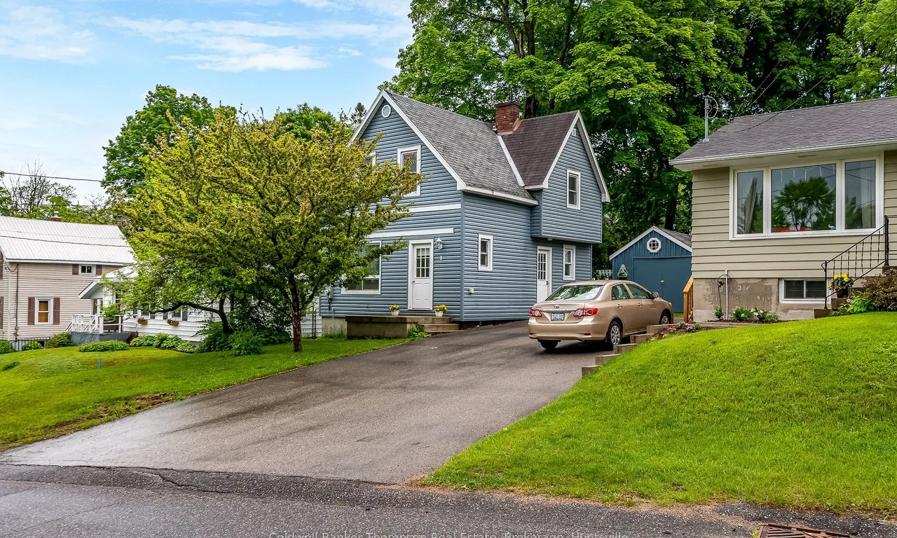 9 CORA St, Huntsville, ON P1H 1T5