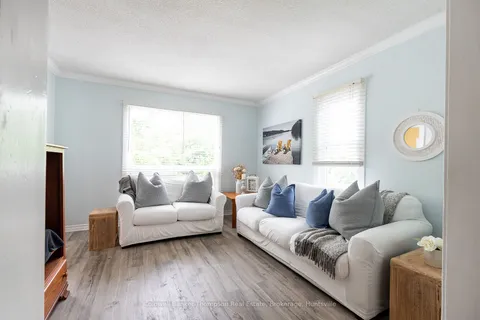 9 CORA St, Huntsville, ON P1H 1T5