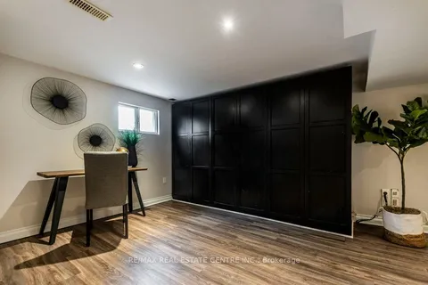 366 East 25th St, Hamilton, ON L8V 3B1