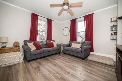 240 IRVING St, Pembroke, ON K8A 2S6