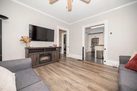 240 IRVING St, Pembroke, ON K8A 2S6