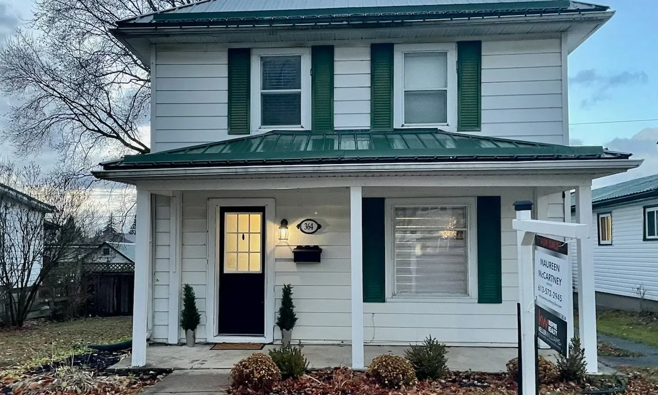 364 Brock St, Gananoque, ON K7G 1K6