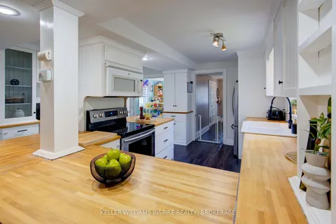 364 Brock St, Gananoque, ON K7G 1K6