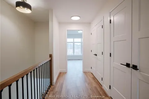 13 NORTHBROOK St, Petawawa, ON K8H 3N4