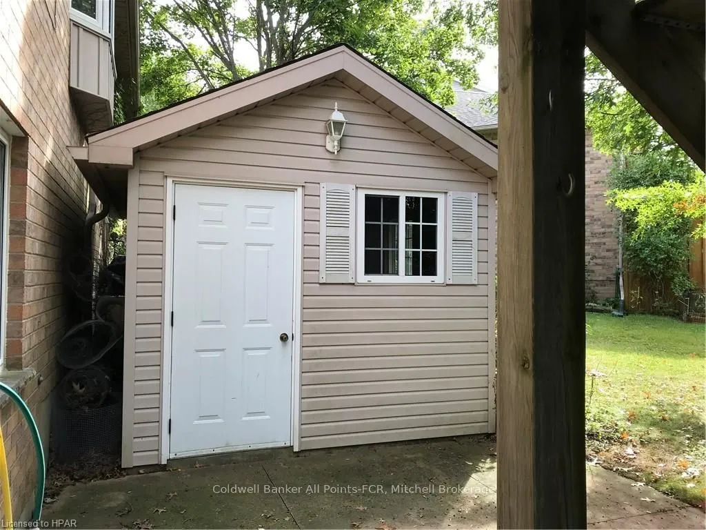 138 ATHLONE Crescent, ON N4Z 1H9