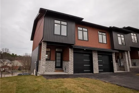 11 NORTHBROOK St, Petawawa, ON K8H 3N4