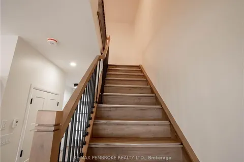 11 NORTHBROOK St, Petawawa, ON K8H 3N4