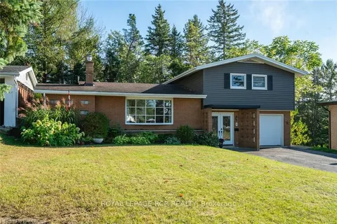 53 7TH St, Hanover, ON N4N 1G3