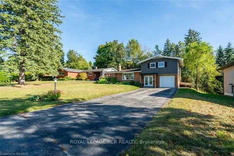 53 7TH St, Hanover, ON N4N 1G3