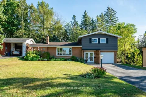 53 7TH St, Hanover, ON N4N 1G3