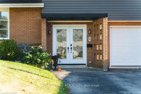 53 7TH St, Hanover, ON N4N 1G3